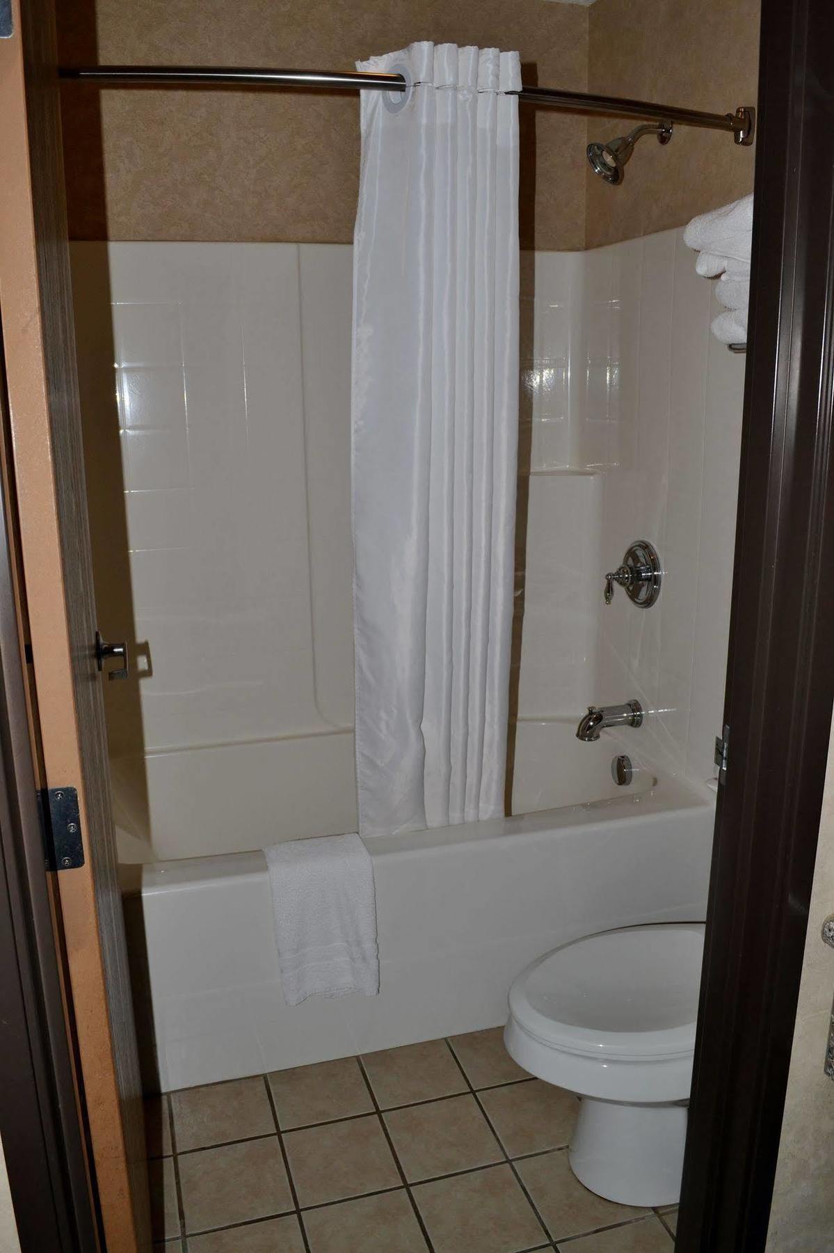 Paola Inn And Suites Eksteriør bilde