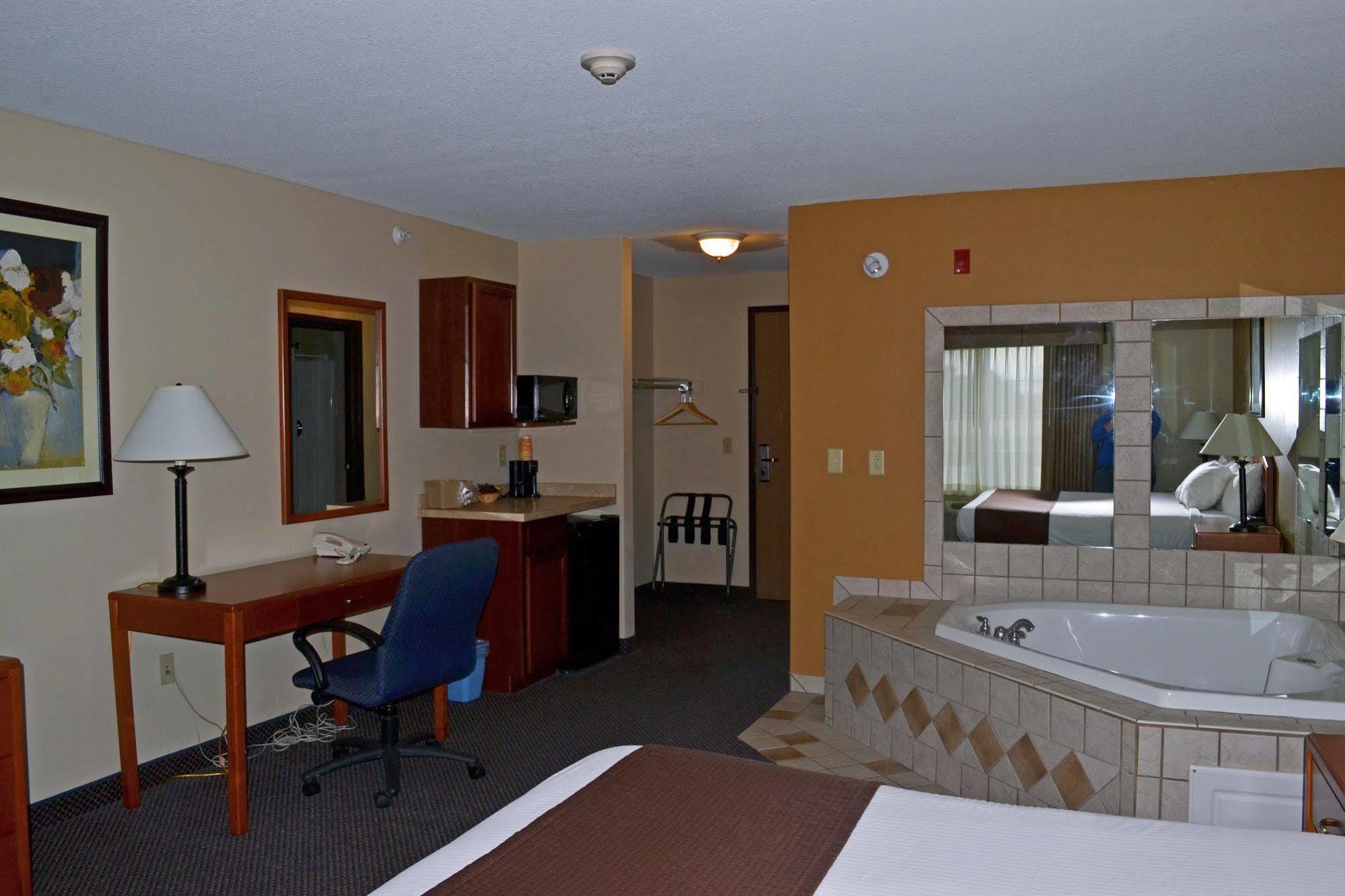 Paola Inn And Suites Eksteriør bilde